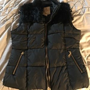 Puffy vest with faux fur
